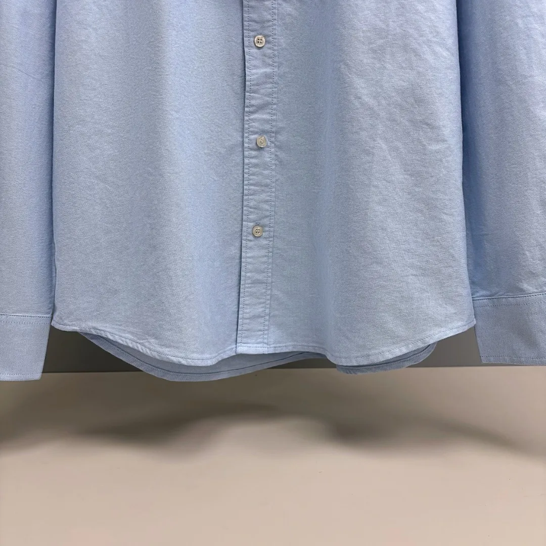 P210 Ralph Lauren/Ralph Lauren cotton oxford embroidered shirt uses 100% cotton oxford fabric. The unique texture of oxford is more textured than ordinary cotton shirts. The 100% cotton material makes it have good breathability. High fabric strength and good wear resistance. Comfortable to wear. Not easy to sweat. Loose fit. The upper body is three-dimensional. The lines are smooth and natural. From the shoulder line to the waistline to the hem, the line transition is smooth. There are no unnecessary folds or accumulations. The whole body is neat and stretched. The chest is embellished with the iconic pony embroidery. Simple but highly recognizable. The color transition of the embroidery thread is natural. The stitches are even and uniform in spacing and size. The stitches can also be connected naturally. The lines are smooth and not stiff. Size: S M L XL